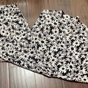 CATO Black & White Daisy Print Flare Leg Pants (never worn)– Size 14